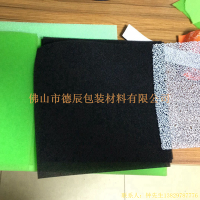 過(guò)濾海綿也稱網(wǎng)狀海綿，爆破海綿。聚氨酯過(guò)濾海綿由普通開(kāi)孔軟泡高溫爆破開(kāi)孔加工而成，爆破除掉了泡沫網(wǎng)絡(luò)之間原有的氣泡膜，得到了主體骨架網(wǎng)狀結(jié)構(gòu)。
過(guò)濾海綿的空隙率高達(dá)97%，具有優(yōu)異的透氣性、良好的柔軟性和較高的機(jī)械強(qiáng)度。
