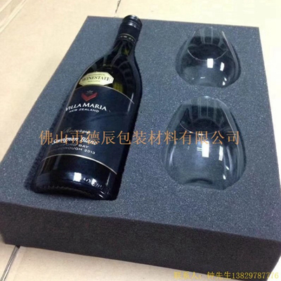 海綿內(nèi)托對各行各業(yè)產(chǎn)品起到絕緣、密封、防震、防塵、填充、隔音、固定，能夠保護(hù)包裝產(chǎn)品在運(yùn)輸過程中安然無恙，起到保護(hù)產(chǎn)品的一個(gè)作用，同時(shí)可以美化產(chǎn)品，提升產(chǎn)品檔次。