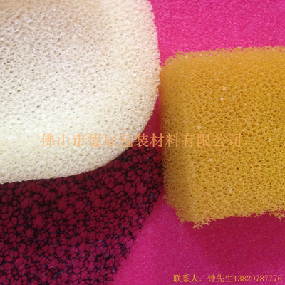 過(guò)濾海綿也稱網(wǎng)狀海綿，爆破海綿。聚氨酯過(guò)濾海綿由普通開(kāi)孔軟泡高溫爆破開(kāi)孔加工而成，爆破除掉了泡沫網(wǎng)絡(luò)之間原有的氣泡膜，得到了主體骨架網(wǎng)狀結(jié)構(gòu)。